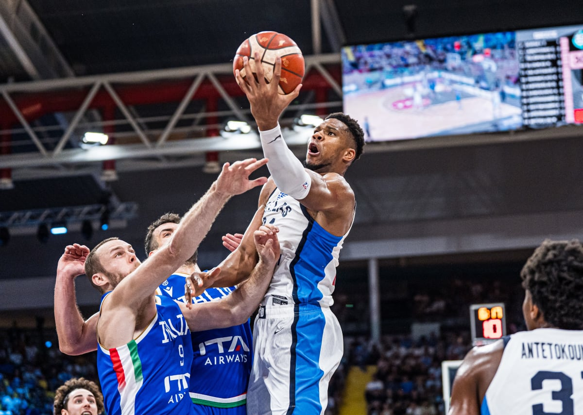 LOL-冲小组第一！字母哥轰31+7无解夺开门红，雄鹿主帅微笑助威